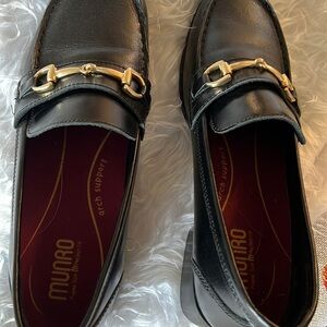 Munro loafers sz 9M black leather gold metal bit trim